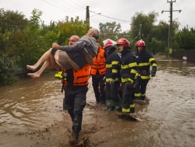 罗马尼亚东部发现4人死亡，暴雨导致数百人被困