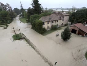 中欧的洪水威胁着新的地区。暴雨也淹没了意大利部分地区