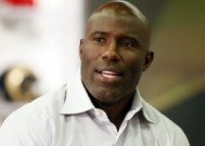 特雷尔·戴维斯(Terrell Davis)表示，在航班事故后，美联航禁止了他。航空公司表示，该禁令已被撤销